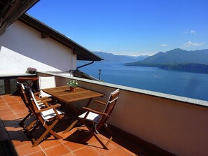 Outdoor dining - "NIDO SUL LAGO" - The Lake Relax! (Belgirate - Stresa)