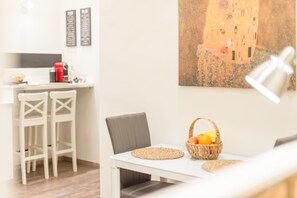 Apartment, 2 Schlafzimmer | Wohnbereich | Flachbildfernseher
