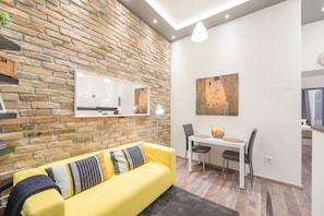 Appartement, 2 slaapkamers | Woonruimte | Flatscreentelevisie
