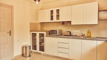 Microwave, oven, stovetop, coffee/tea maker