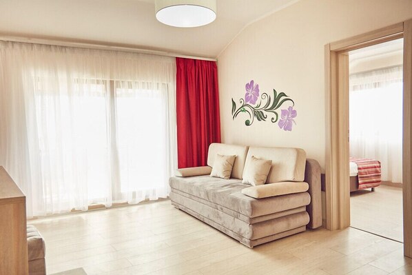 Junior Suite, Balcony | Living area