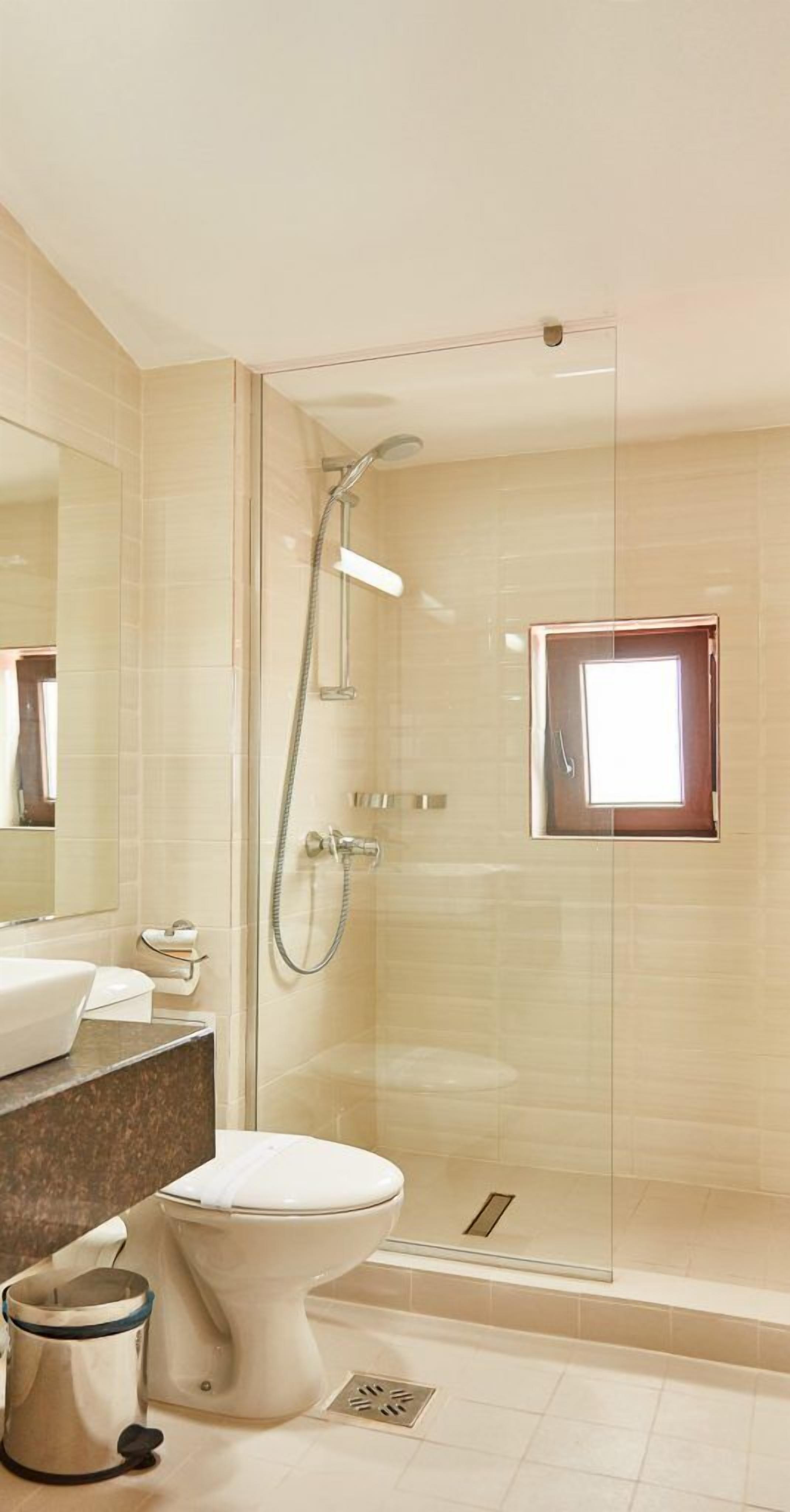 Studio Classique, balcon | Salle de bain | Douche, articles de toilette gratuits, sèche-cheveux