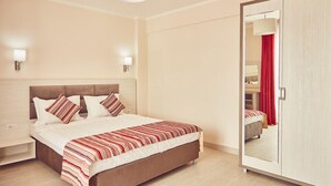 Junior-Suite, Balkon | Schreibtisch, Bügeleisen/Bügelbrett, kostenloses WLAN, Bettwäsche