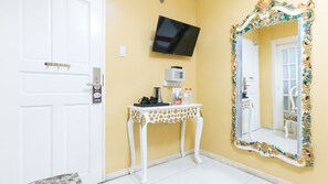 Chambre Double (Window is not Guaranteed) | Bureau, Wi-Fi gratuit, draps fournis