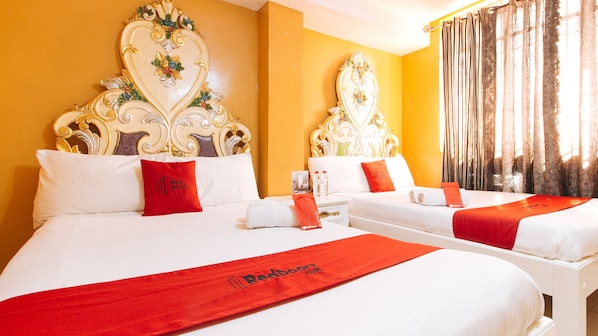 Desk, free WiFi, bed sheets - RedDoorz @ Manila Venetian Hotel (Manila)