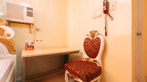 Desk, free WiFi, bed sheets - RedDoorz @ Manila Venetian Hotel (Manila)