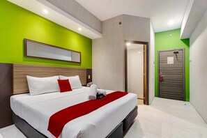 Desk, free WiFi, bed sheets - RedDoorz Plus @ Jones Avenue Cebu (Cebu City)