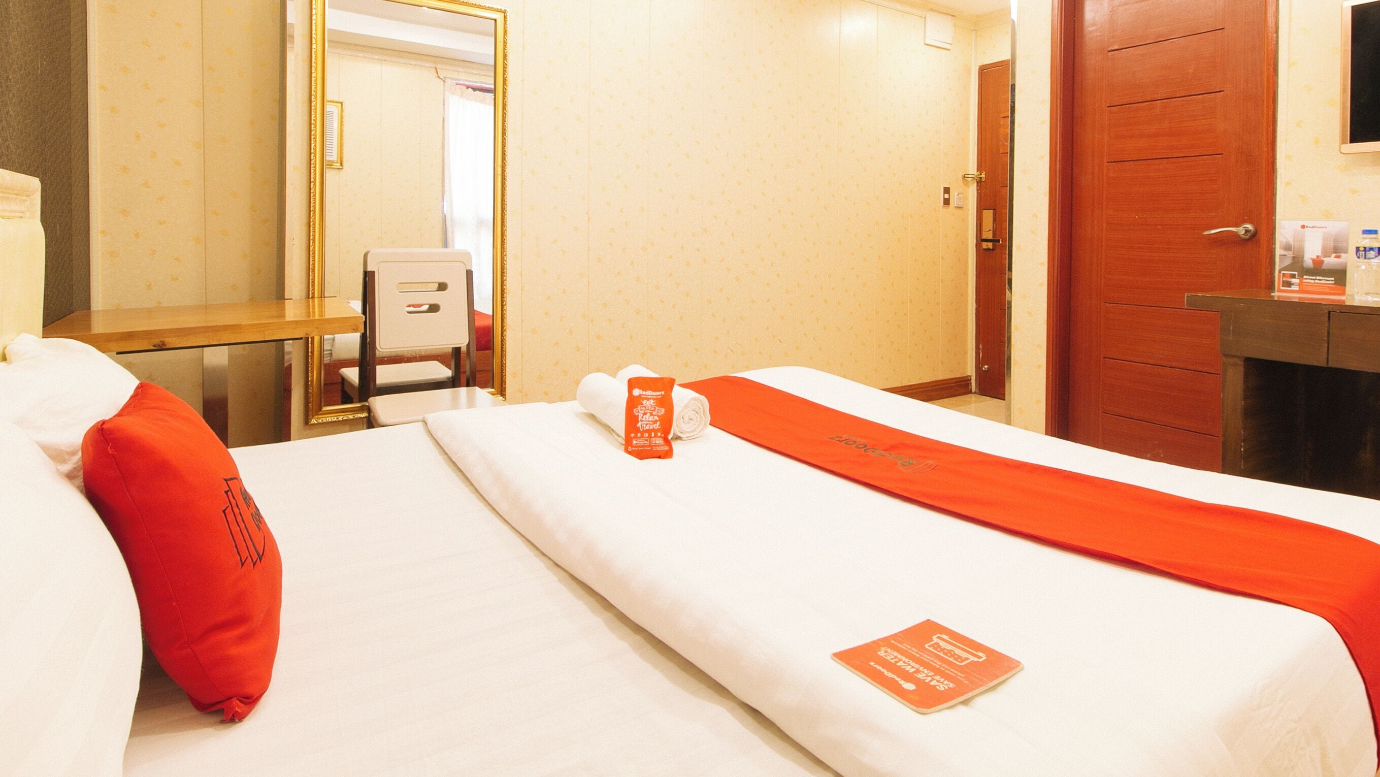 Desk, WiFi (free), bed sheets