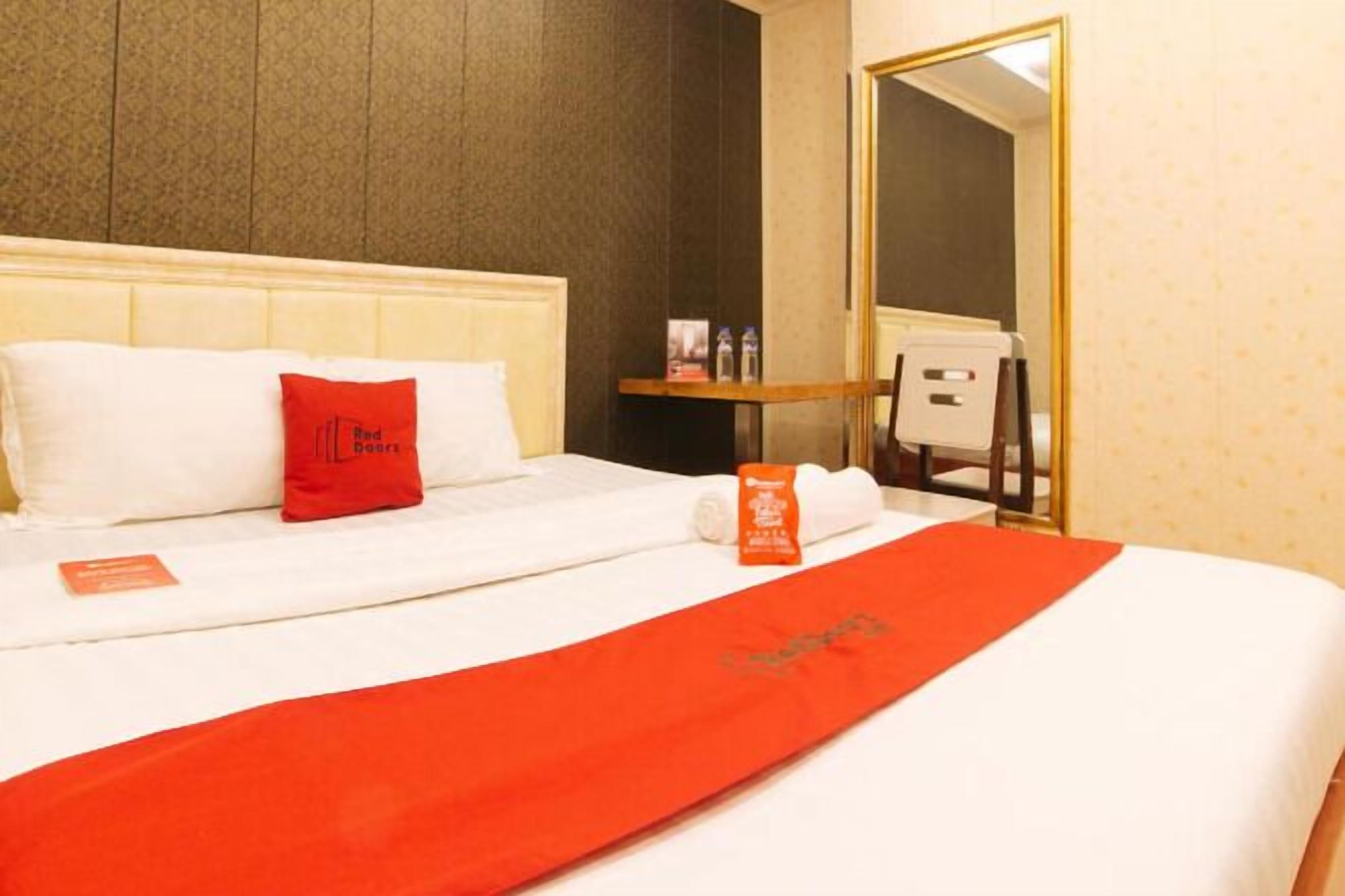 Desk, free WiFi, bed sheets