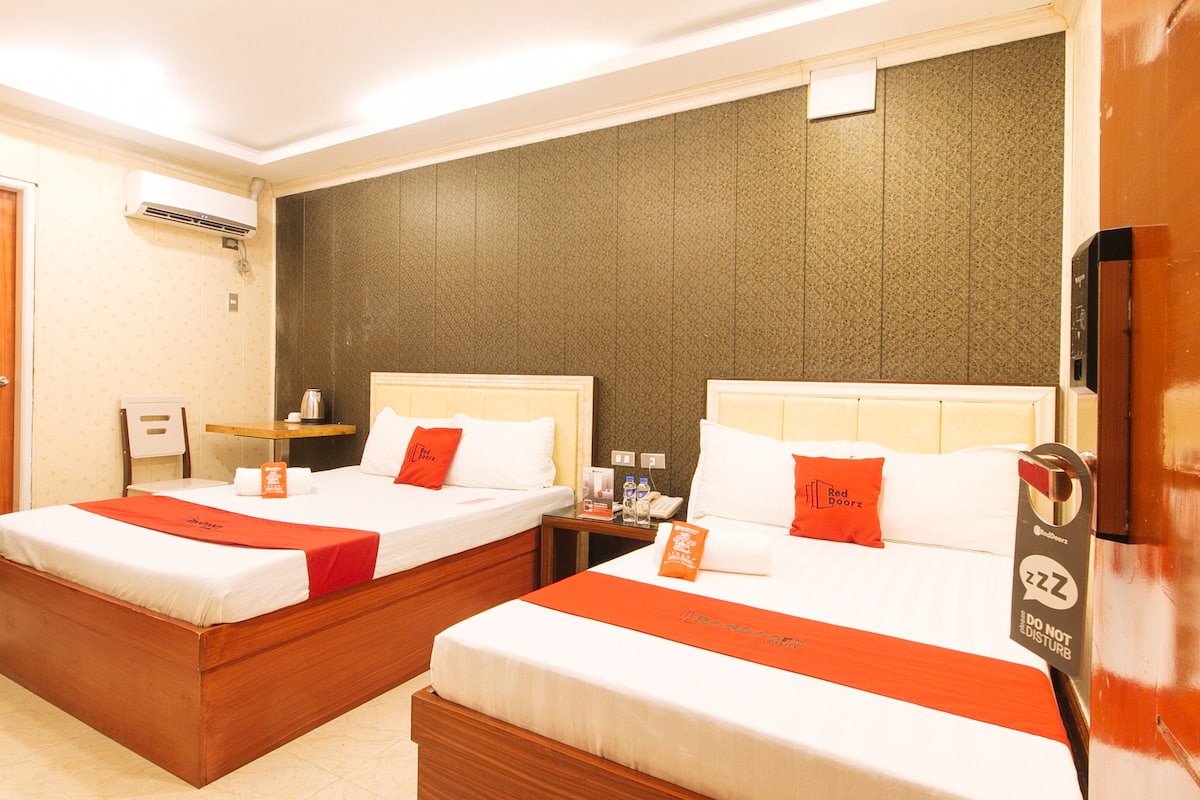 Kamar Twin (Window is not Guaranteed) | Meja kerja, Wi-Fi gratis, dan seprai linen