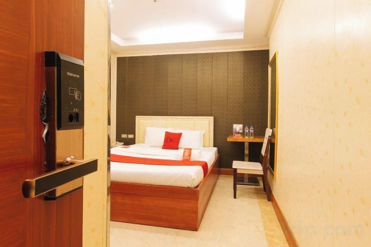 Desk, WiFi (free), bed sheets