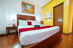 Desk, free WiFi, bed sheets - RedDoorz @ La Casa Guesthouse (Angeles City)