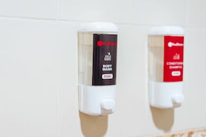 Dusche, kostenlose Toilettenartikel, Handtücher