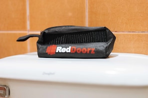 Regadera, amenidades de baño gratuitas, toallas 