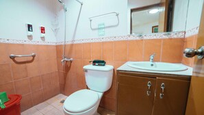 A bathroom with a toilet, sink, and shower. - RedDoorz @ La Casa Guesthouse (Angeles City)