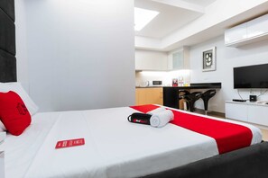 Escritorio, wifi gratis y ropa de cama 