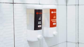 雙床房 | 浴室設施 | 淋浴設備、免費盥洗用品、毛巾