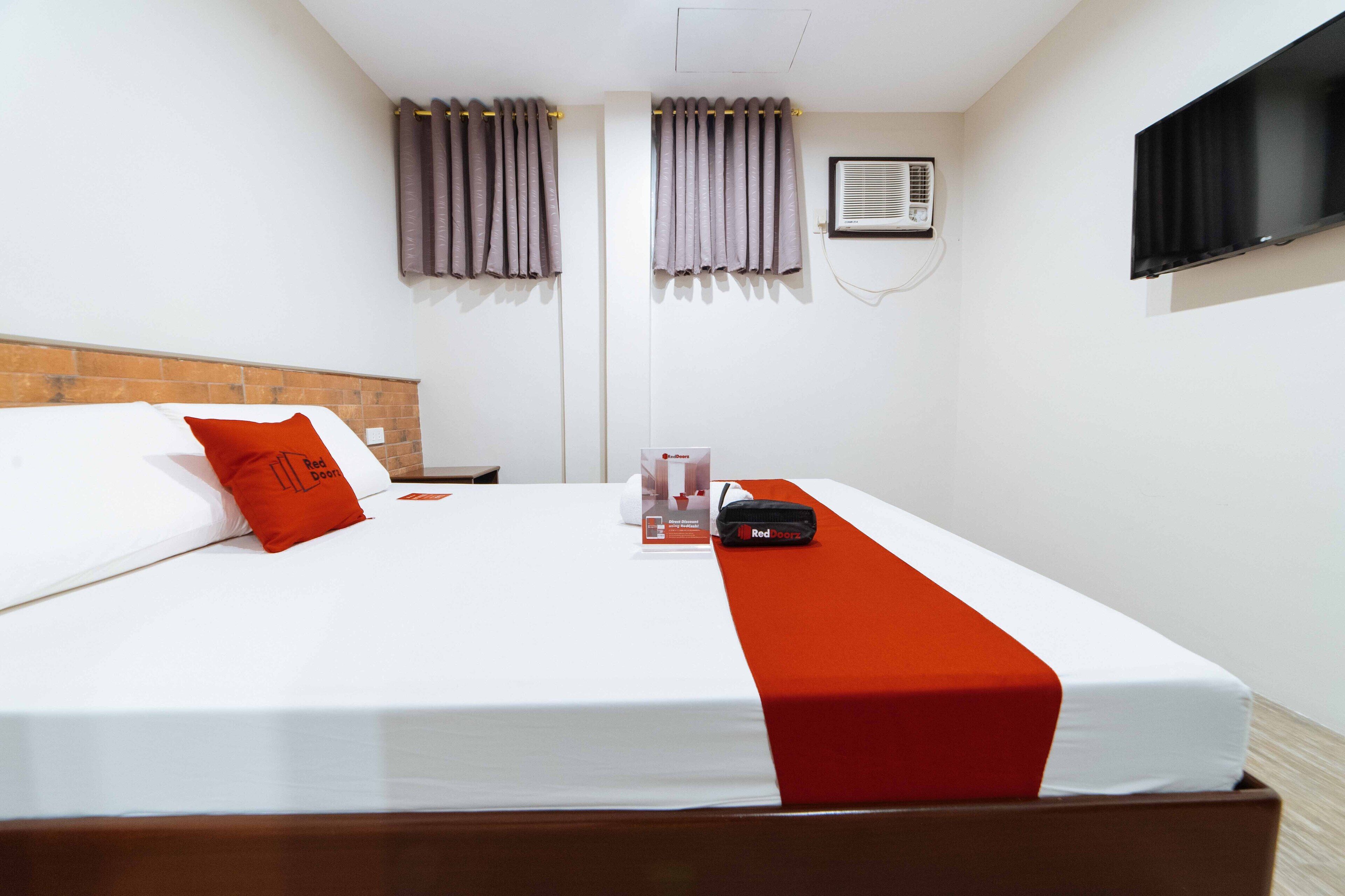 Escritorio, wifi gratis y ropa de cama 