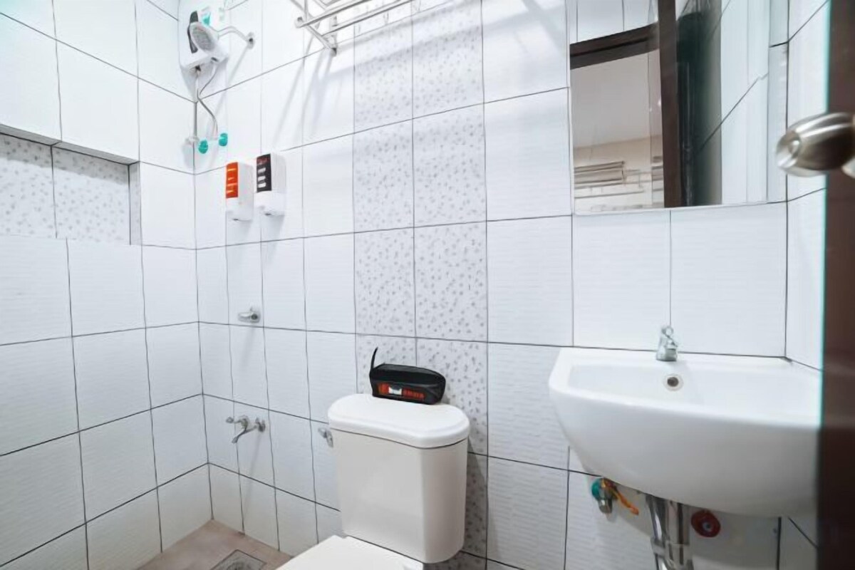 Bathroom | Shower, free toiletries, towels