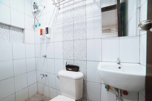 Double Room | Bathroom | Shower, free toiletries, towels