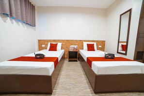 Twin Room | Desk, free WiFi, bed sheets
