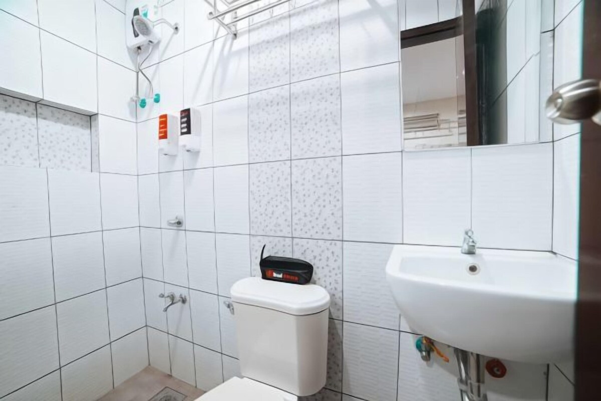 Bathroom | Shower, free toiletries, towels