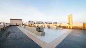 A rooftop terrace with concrete planters and a clear sky. - RedDoorz Premium @ Cityland Tagaytay 2 (Tagaytay)
