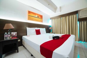 Executive Suite | Desk, laptop workspace, free WiFi, bed sheets - RedDoorz Premium @ Cityland Tagaytay 2 (Tagaytay)
