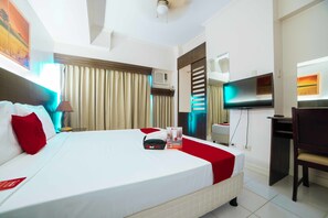 Desk, laptop workspace, free WiFi, bed sheets - RedDoorz Premium @ Cityland Tagaytay 2 (Tagaytay)