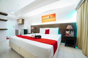 Habitación de hotel con una cama grande, una mesita de noche con lámpara, un cuadro en la pared y vistas al exterior.