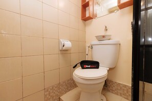 Double Room | Bathroom | Shower, free toiletries, towels