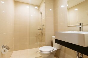 Bathroom - RedDoorz Premium @ Venice Luxury BGC 1 (Taguig)
