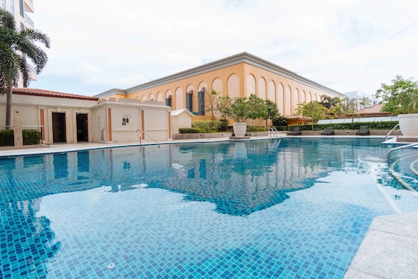 Outdoor pool - RedDoorz Premium @ Venice Luxury BGC 1 (Taguig)