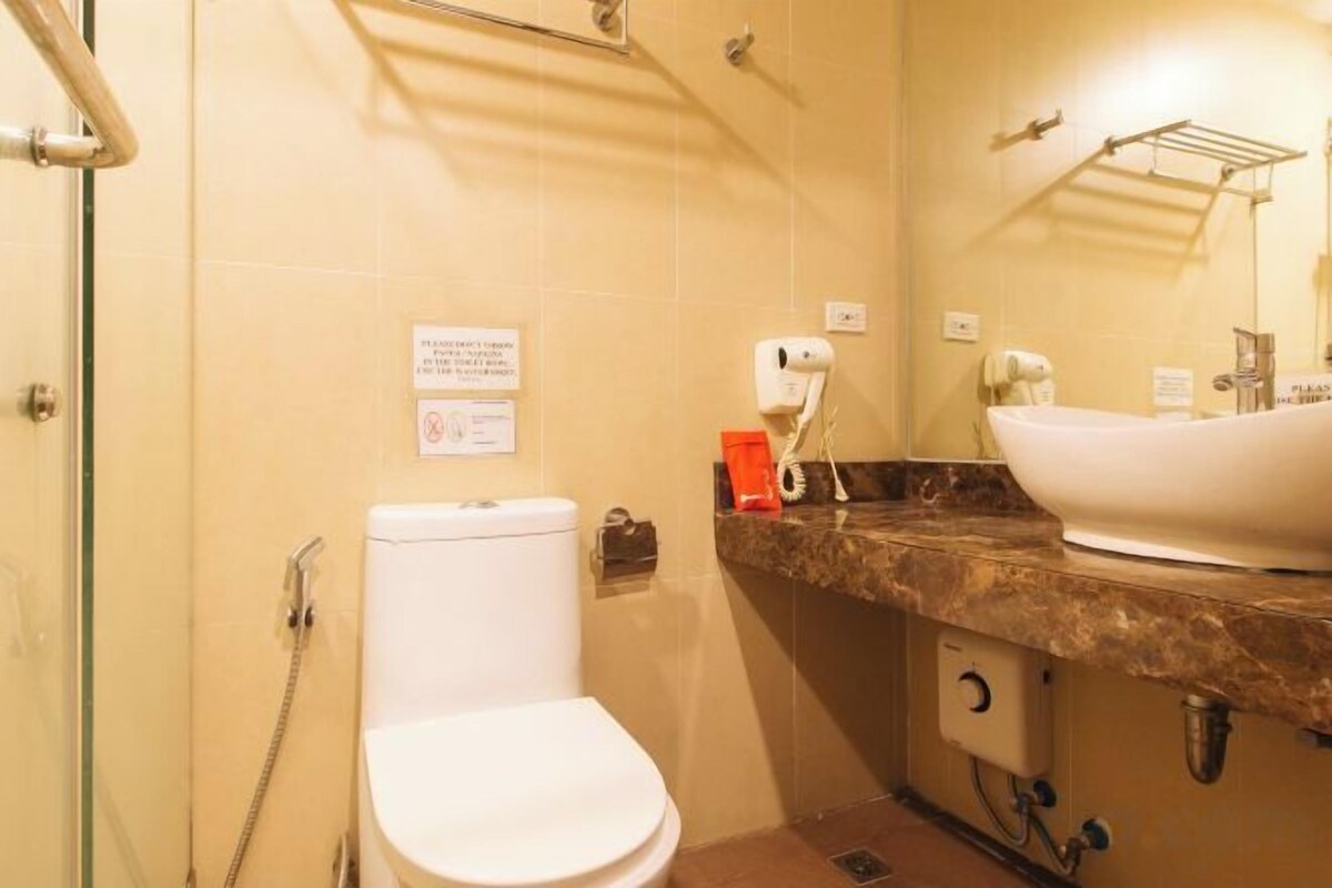 Dusche, kostenlose Toilettenartikel, Handtücher