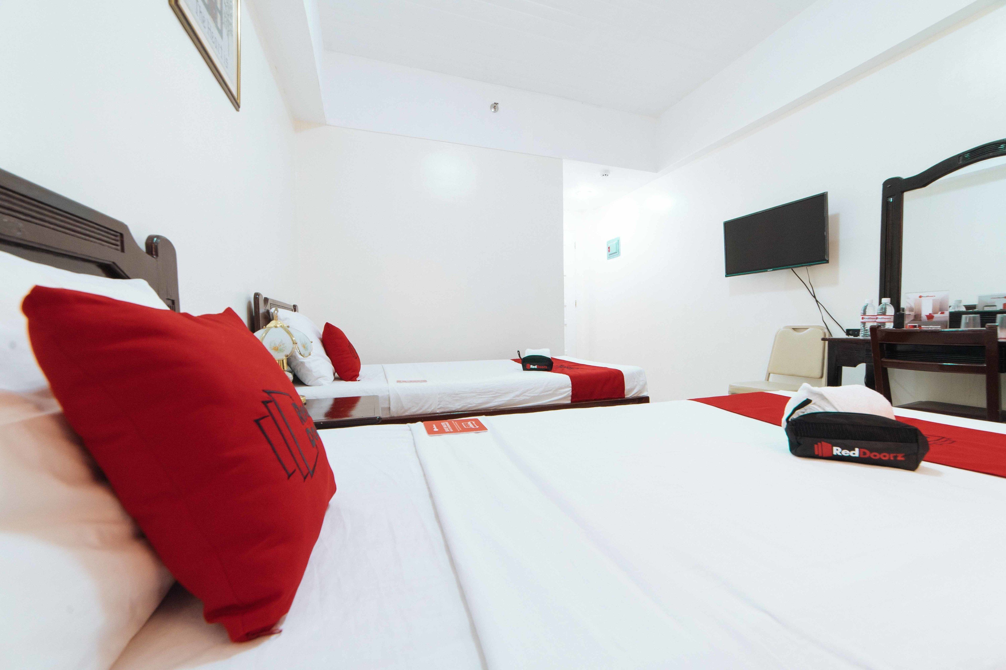 twin room | desk, laptop workspace, free wifi