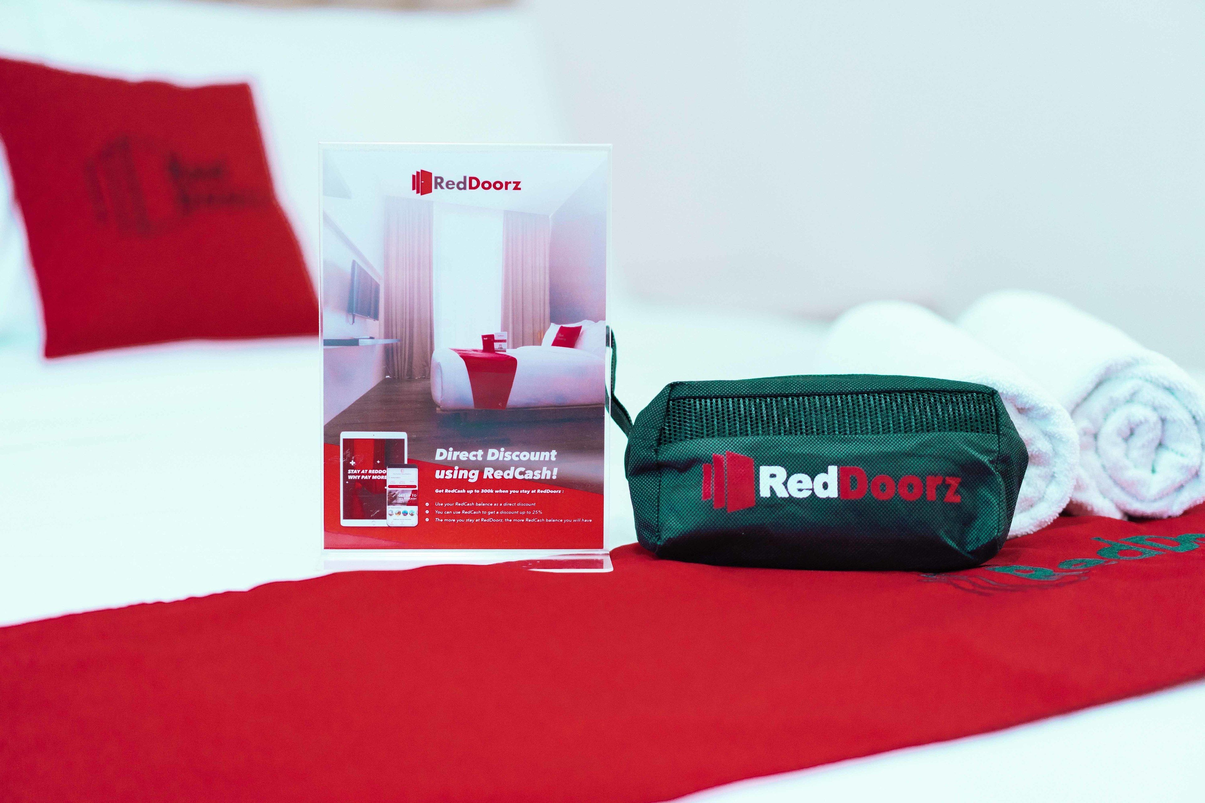 desk, laptop workspace, free wifi