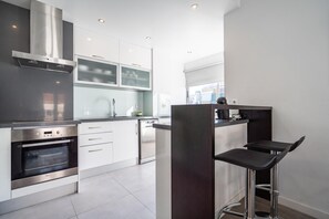 Frigorífico, microondas, horno y placa de cocina