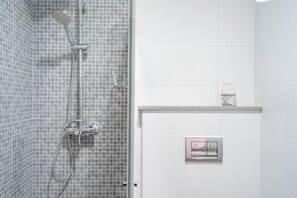 Een douche, een haardroger, handdoeken