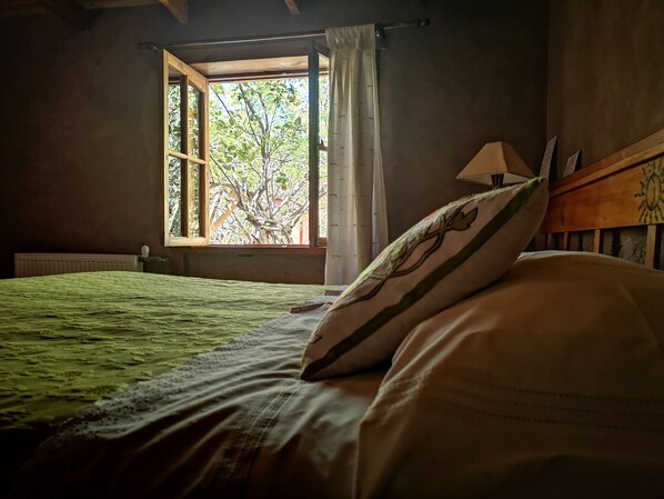 Habitación doble, 1 cama matrimonial, para no fumadores | Wifi gratis, ropa de cama y acceso para silla de ruedas