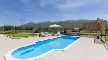 Outdoor pool, pool umbrellas, sun loungers