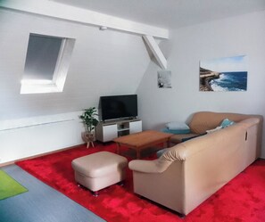 Televisie, een dvd-speler en een tafeltennistafel
