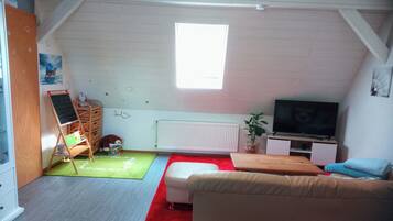 Fernseher, DVD-Player, Tischtennisplatte
