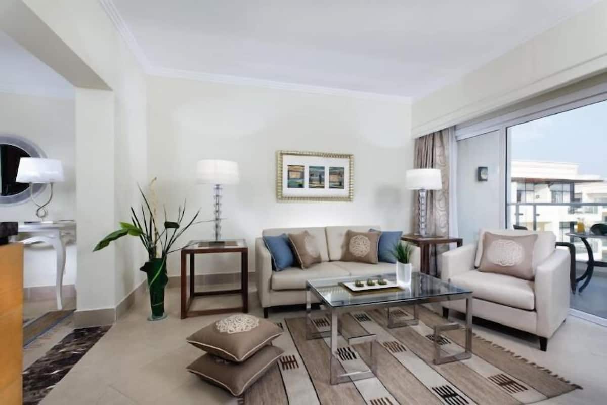 Living area | 32-inch LCD TV with satellite channels, TV