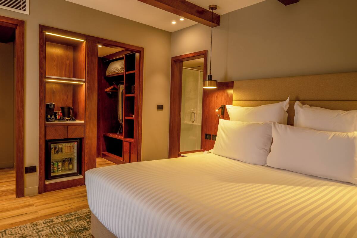 Signature Prestige Garden Room | In-room safe, desk, soundproofing, iron/ironing board