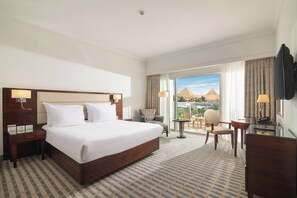 Rom – deluxe (Pyramid View) | Safe på rommet, skrivebord, lydisolert og strykejern/-brett