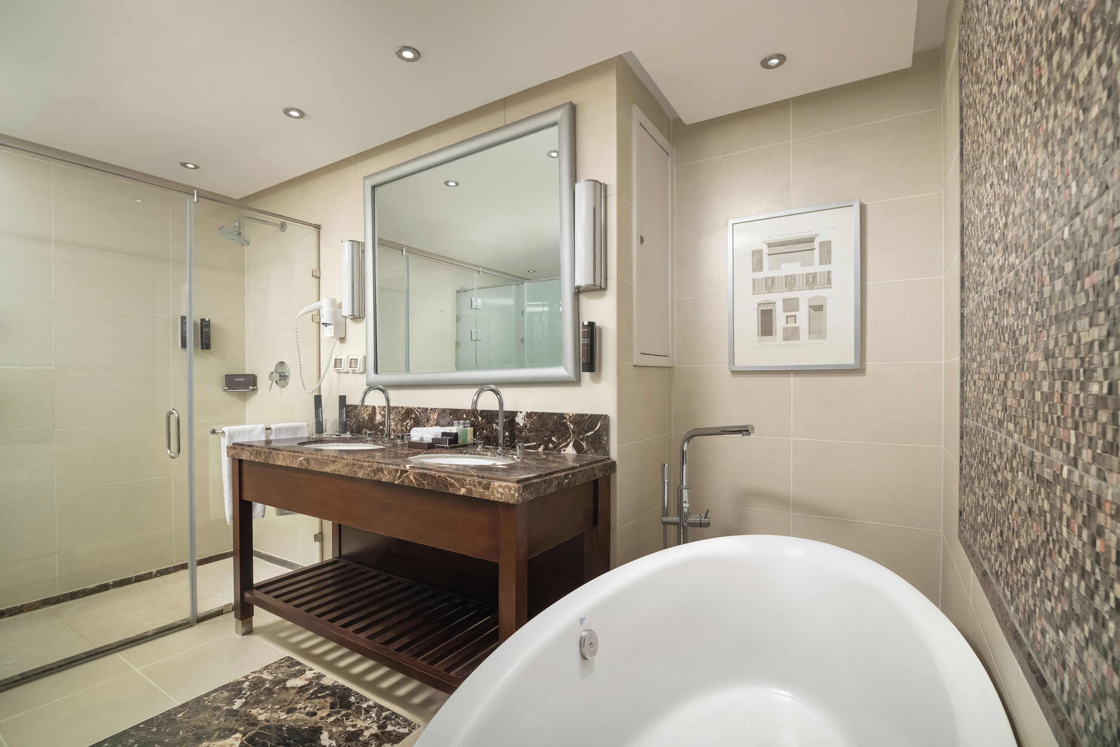 executive suite | bathroom | combined shower/bathtub, free toiletries, hair dryer, slippers