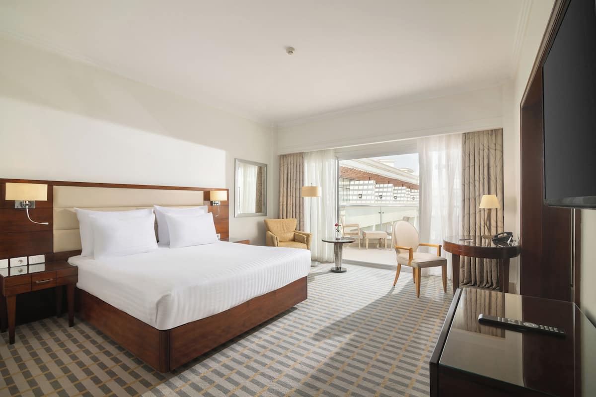 Junior Suite | 1 bedroom, in-room safe, desk, soundproofing