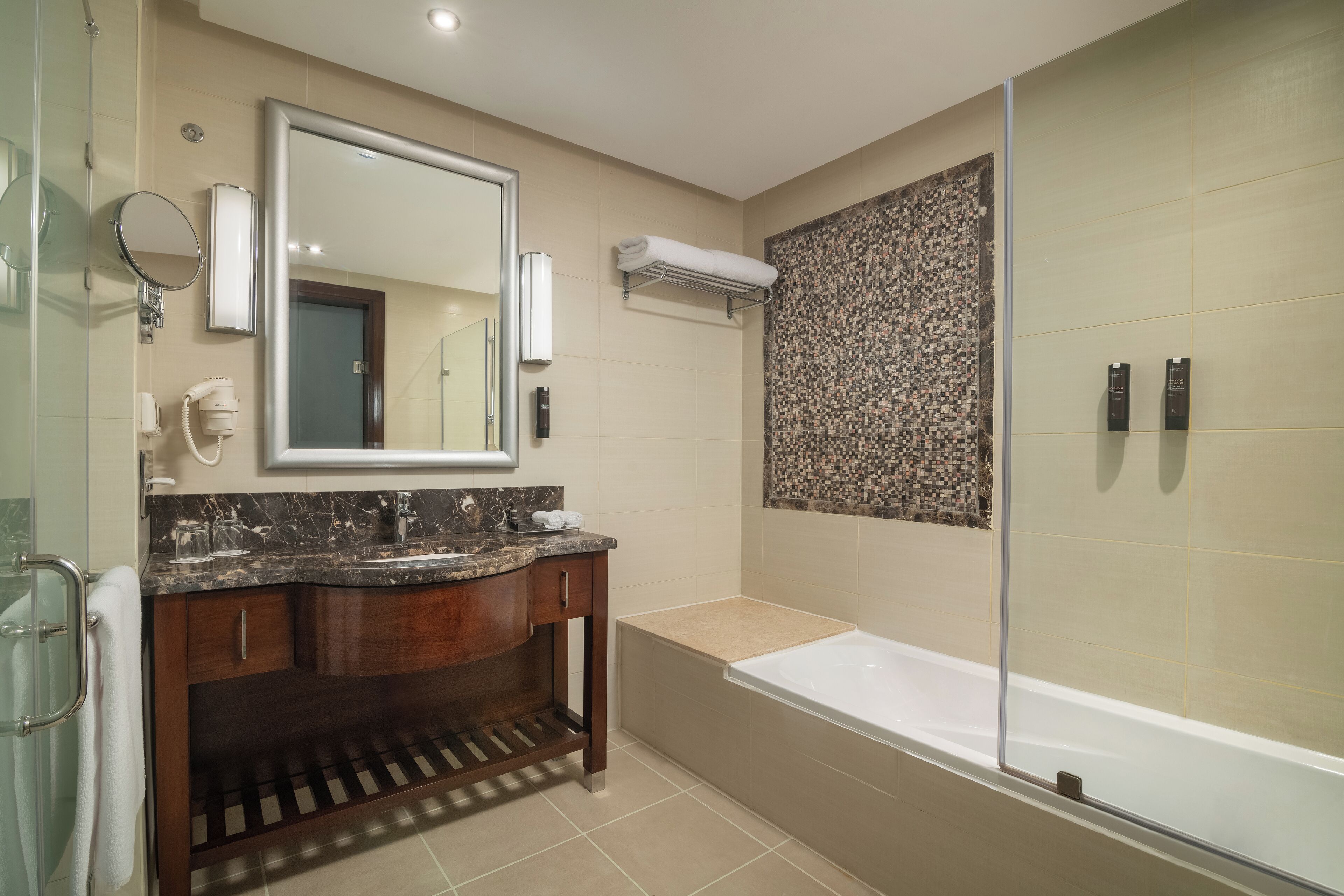 deluxe room | bathroom | combined shower/bathtub, free toiletries, hair dryer, slippers