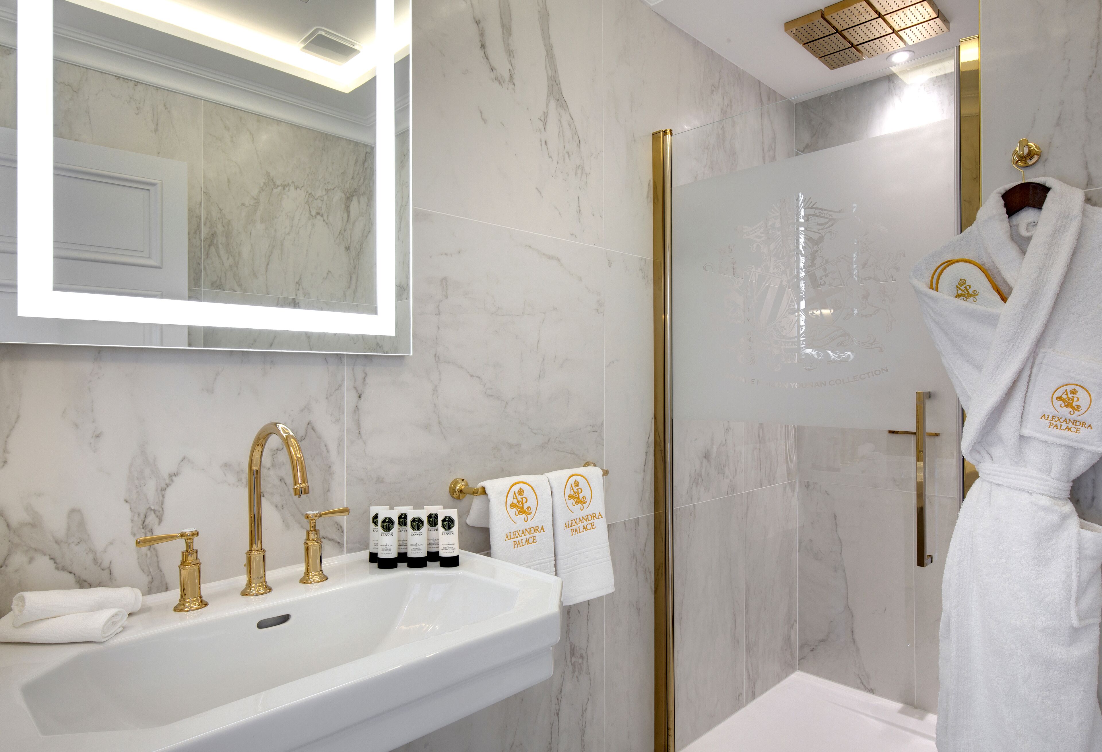 cocoon châtelaine | bathroom | hydromassage showerhead, free toiletries, hair dryer, bathrobes