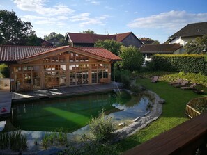 Seasonal outdoor pool, pool umbrellas, sun loungers - Posthotel Hofherr (Konigsdorf)